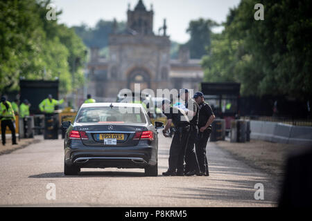 Blenheim Palace, Oxfordshire, UK. 12. Juli 2018. Demonstranten vor Blenheim Palace, wo Theresa May ist ein Abendessen für Donald Trump Hosting als Teil seiner umstrittenen Großbritannien besuchen. Andrew Walmsley/Alamy leben Nachrichten Stockfoto