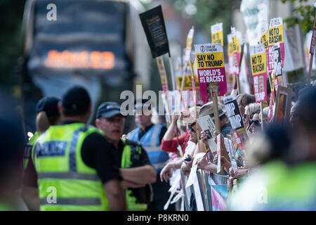 Blenheim Palace, Oxfordshire, UK. 12. Juli 2018. Demonstranten vor Blenheim Palace, wo Theresa May ist ein Abendessen für Donald Trump Hosting als Teil seiner umstrittenen Großbritannien besuchen. Andrew Walmsley/Alamy leben Nachrichten Stockfoto