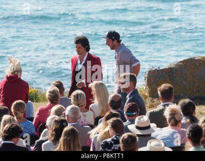 Newquay, Cornwall, England. 12. Juli 2018. Rosamunde Pilcher Schauspieler Manuel Mairhoffer spielt Klavier auf den Klippen, Filmen 'Meine Brüder Braut' Fistral Beach, UK, 12., Juli, 2018 Robert Taylor/Alamy Leben Nachrichten. Newquay, Cornwall, England. Credit: Robert Taylor/Alamy leben Nachrichten Stockfoto