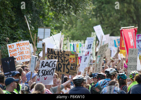 Woodstock, Oxford, Großbritannien, 12. Juli 2018. Hunderte protestieren im Tor von Blenheim Palace als Präsident Donald Trump's besucht eine schwarze Krawatte Abendessen von Premierminister Theresa May gehostet werden. © Peter Lusabia/Alamy News Live Stockfoto