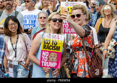 Bristol, UK, 12. Juli 2018. An dem Tag, an dem US-Präsident Donald Trump im Vereinigten Königreich ankommt, Demonstranten, die gegen trump Plakate und Schilder sind abgebildet, die sich an einer Demonstration und Kundgebung gegen Präsident des Trump Besuch in Großbritannien. Credit: Lynchpics/Alamy leben Nachrichten Stockfoto