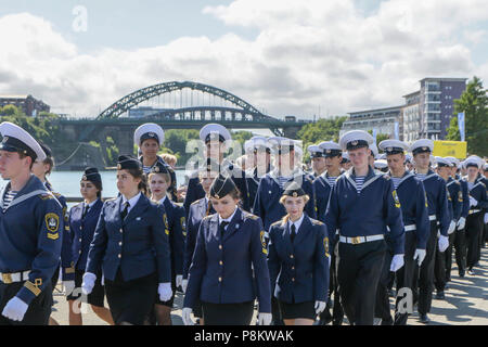 Sunderland, Großbritannien. 12. Juli 2018. Der Besatzung des russischen Schiffes mir während des Tall Ships Crew Parade in Sunderland Credit: Dan Cooke Credit: Dan Cooke/Alamy Live News Credit: Dan Cooke/Alamy leben Nachrichten Stockfoto