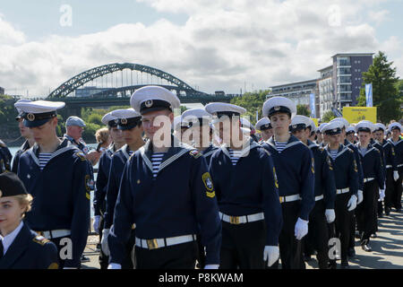 Sunderland, Großbritannien. 12. Juli 2018. Der Besatzung des russischen Schiffes mir während des Tall Ships Crew Parade in Sunderland Credit: Dan Cooke Credit: Dan Cooke/Alamy Live News Credit: Dan Cooke/Alamy leben Nachrichten Stockfoto