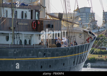 Sunderland, Großbritannien. 12. Juli 2018. Zuschauer Blick um das Tall Ship Golden Leew Credit: Dan Cooke Credit: Dan Cooke/Alamy Live News Credit: Dan Cooke/Alamy leben Nachrichten Stockfoto