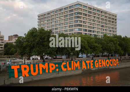 London, Großbritannien. 12. Juli 2018. Klima Aktivisten der Kampagne gegen den Klimawandel an banner Lesen "Trumpf: Klima Völkermord" gegenüber dem Parlament vorstellen. Credit: Mark Kerrison/Alamy leben Nachrichten Stockfoto