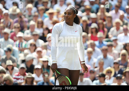 12. Juli 2018 All England Lawn Tennis und Croquet Club, London, England; die Wimbledon Tennis Championships, Tag 10; Serena Williams (USA) Kontrollen der Anzeiger bei ihrem Spiel gegen Julia Goerges (DEU) Credit: Aktion Plus Sport Bilder/Alamy leben Nachrichten Stockfoto