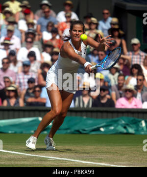 London, England - Juli 12., 2018. Wimbledon Tennis: Deutschlands Julia Georges in Aktion während ihrer Halbfinale heute in Wimbledon gegen Serena Willaims. Williams gewann in den geraden Sätzen bis Samstag ins Finale vorzurücken. Quelle: Adam Stoltman/Alamy leben Nachrichten Stockfoto