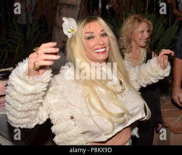 Palm Springs, Kalifornien, USA. 25 Okt, 2014. MAMIE VAN DOREN besucht die Palm Springs historische Gesellschaft feiern Mamie van Doren leben an der Andreas Hotel in Palm Springs für die Eröffnung retrospektive Ausstellung in der McCallum Adobe Museum. Credit: Billy Bennight/ZUMA Draht/Alamy leben Nachrichten Stockfoto