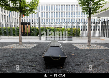 Berlin, Berlin, Deutschland. 12. Juli 2018. Ein Sarg ist zu sehen auf dem Boden. Aktivisten protestieren vor dem Bundesministerium des Innern während der Gebetswache für die afghanischen Flüchtlinge Jamal Nasser die 23 M.-jährige sein eigenes Leben nach aus Deutschland nach Afghanistan abgeschoben zu werden. Der deutsche Bundesminister des Innern, Horst Seehofer machte Witze über diese besondere Deportation während der Präsentation des Masterplans Migration. Quelle: Markus Heine/SOPA Images/ZUMA Draht/Alamy leben Nachrichten Stockfoto