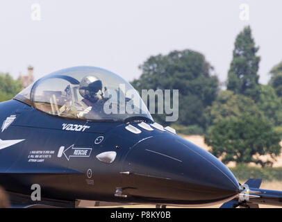 Fairford, Gloucestershire, UK. 12. Juli 2018. Flugzeuge kommen für die 2018 Air Show stattfindet, über 3 Tage (13. bis 15. Juli). Einladungen gingen an Luftstreitkräfte auf der ganzen Welt, Viele haben angenommen und die Anzeige und Support Flugzeug anreisen, alle Woche ben. Einige tun Sie einfach eine Flypast und Land aber sevaral spannend wird auf gesetzt wurden. Die belgische Luftwaffe F 16. Stockfoto