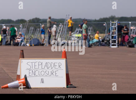 Fairford, Gloucestershire, UK. 12. Juli 2018. Flugzeuge kommen für die 2018 Air Show stattfindet, über 3 Tage (13. bis 15. Juli). Einladungen gingen an Luftstreitkräfte auf der ganzen Welt, Viele haben angenommen und die Anzeige und Support Flugzeug anreisen, alle Woche ben. Einige tun Sie einfach eine Flypast und Land aber sevaral spannend wird auf gesetzt wurden. Stockfoto