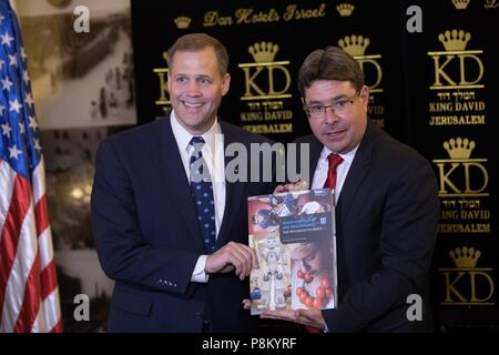 Jerusalem, Technologie und Raumfahrt Ofir Akunis (R) und Administrator der US-Raumfahrtbehörde (NASA) Jim Bridenstine auf einer Pressekonferenz in Jerusalem teilnehmen. 12. Juli 2018. Der israelische Minister für Wissenschaft, Technologie und Raumfahrt Ofir Akunis (R) und Administrator der US-Raumfahrtbehörde (NASA) Jim Bridenstine auf einer Pressekonferenz in Jerusalem, am 12. Juli 2018 sorgen. Nach einem offiziellen gemeinsamen Erklärung am Donnerstag, die NASA und die Israel Space Agency (ISA) werden ihre Zusammenarbeit ausbauen. Credit: Jini/Xinhua/Alamy leben Nachrichten Stockfoto