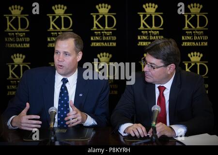 Jerusalem, Technologie und Raumfahrt Ofir Akunis (R) und Administrator der US-Raumfahrtbehörde (NASA) Jim Bridenstine auf einer Pressekonferenz in Jerusalem teilnehmen. 12. Juli 2018. Der israelische Minister für Wissenschaft, Technologie und Raumfahrt Ofir Akunis (R) und Administrator der US-Raumfahrtbehörde (NASA) Jim Bridenstine auf einer Pressekonferenz in Jerusalem, am 12. Juli 2018 sorgen. Nach einem offiziellen gemeinsamen Erklärung am Donnerstag, die NASA und die Israel Space Agency (ISA) werden ihre Zusammenarbeit ausbauen. Credit: Jini/Xinhua/Alamy leben Nachrichten Stockfoto