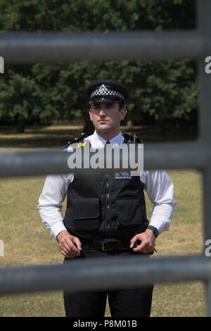 London UK 12. Juli 2018 Polizei am Eingang Tor bis zum Winfield House, der Residenz des US-Botschafters in den Regent's Park. Credit: Thabo Jaiyesimi/Alamy leben Nachrichten Stockfoto