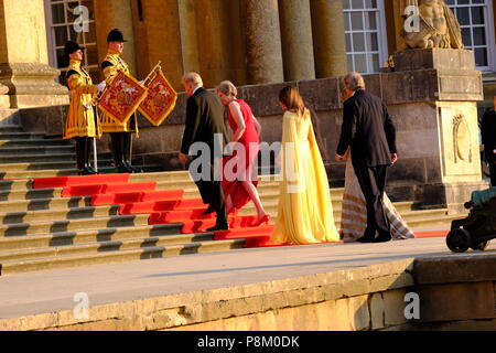 Oxfordshire, UK. 12. Juli 2018. Premierminister Theresa May des Vereinigten Königreichs Gastgeber Präsident Donald Trump, der Vereinigten Staaten von Amerika an Blenheim Palace Credit: Rachel Megawhat/Alamy leben Nachrichten Stockfoto