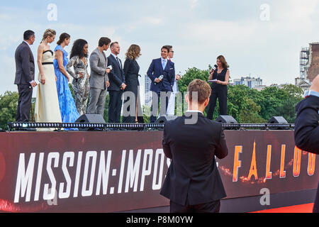 Paris, Frankreich. 12. Juli 2018. Direktor und einschließlich Tom Cruise, Christopher McQuarrie, Rebecca Ferguson, Simon Pegg, Henry Cavill, Angela Bassett, Michelle Monaghan, Vanessa Kirby an der Mission Darsteller: Unmöglich - Fallout World Premier roten Teppich. Credit: Calvin Tan/Alamy leben Nachrichten Stockfoto