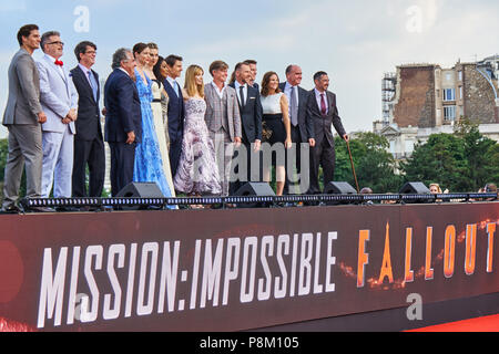 Paris, Frankreich. 12. Juli 2018. Direktor und einschließlich Tom Cruise, Christopher McQuarrie, Rebecca Ferguson, Simon Pegg, Henry Cavill, Angela Bassett, Michelle Monaghan, Vanessa Kirby an der Mission Darsteller: Unmöglich - Fallout World Premier roten Teppich. Credit: Calvin Tan/Alamy leben Nachrichten Stockfoto
