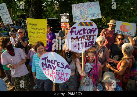 Woodstock, Großbritannien. 12. Juli 2018. Am ersten Tag der US-Präsident Donald Trumps Besuch in Großbritannien, eine große Anti Trump Protest außerhalb Blenheim Palace, Oxfordshire. Innerhalb von Blenheim Palace, dem Geburtsort von Churchill, Trump war das Abendessen. Der Protest war laut, aber friedlich. Credit: Stephen Bell/Alamy leben Nachrichten Stockfoto