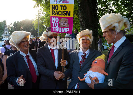 Woodstock, Großbritannien. 12. Juli 2018. Am ersten Tag der US-Präsident Donald Trumps Besuch in Großbritannien, eine große Anti Trump Protest außerhalb Blenheim Palace, Oxfordshire. Innerhalb von Blenheim Palace, dem Geburtsort von Churchill, Trump war das Abendessen. Der Protest war laut, aber friedlich. Credit: Stephen Bell/Alamy leben Nachrichten Stockfoto