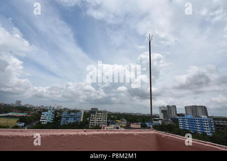 Kolkata, Indien. 13. Juli 2018. Ein Blitzschutz ist in einem Bürohochhaus als Monsun Wolken auf dem Sektor V, Salt Lake City, Kolkata beschmutzt. Credit: Biswarup Ganguly/Alamy leben Nachrichten Stockfoto