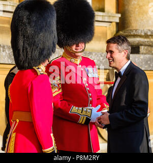 Blenheim Palace, Oxfordshire, UK. 12. Juli 2018. Gavin Williamson, der Staatssekretär für Verteidigung, Chats zu wachen, bevor der Ministerpräsident Theresa May des Vereinigten Königreichs und Präsident Donald Trump, der Vereinigten Staaten von Amerika ankommen bei Blenheim Palace, Woodstock am Donnerstag, 12. Juli 2018 Credit: Julie Edwards/Alamy leben Nachrichten Stockfoto