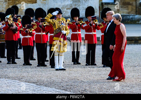 Blenheim Palace, Oxfordshire, UK. 12. Juli 2018. Premierminister, Theresa May, Präsident und Donald Trump Spaziergang zwischen Wachen an den Eingang des Palastes am Donnerstag, 12. Juli 2018 an Blenheim Palace, Woodstock. Credit: Julie Edwards/Alamy leben Nachrichten Stockfoto