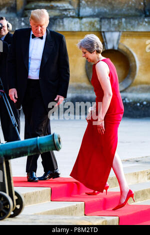 Blenheim Palace, Oxfordshire, UK. 12. Juli 2018. Premierminister, Theresa May, Präsident und Donald Trump Spaziergang zwischen Wachen an den Eingang des Palastes am Donnerstag, 12. Juli 2018 an Blenheim Palace, Woodstock. Credit: Julie Edwards/Alamy leben Nachrichten Stockfoto