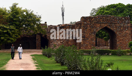 New Delhi, Indien. 12. Juli 2018. Menschen gehen in Feroz Shah Kotla Festung in Neu Delhi, Indien, 12. Juli 2018. Credit: Zhang Naijie/Xinhua/Alamy leben Nachrichten Stockfoto