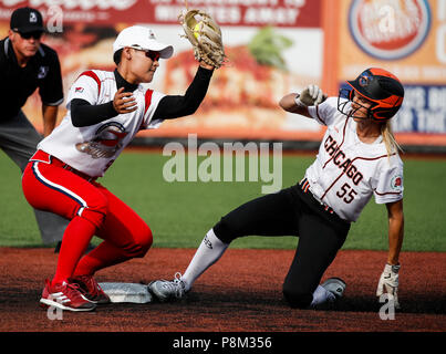 (180713) - CHICAGO, Juli 13, 2018 (Xinhua) - Yang Peking Adler' Huiqi setzt die Variable auf Chicago Banditen' Brenna Moss während der Nationalen professionellen Fastpitch Softball League regular season Spiel im Parkway Bank Sport in Rosemont, Illinois, USA, am 12. Juli 2018. (Xinhua / Joel Lerner) Stockfoto