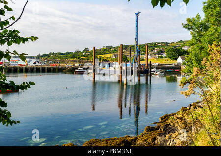 Schull, West Cork, Irland. 13. Juli 2018. Die Arbeit schreitet voran auf die Pfähle für die neuen Ponton in Schull Hafen. Die Auftragnehmer sind Bohren der Meeresboden für der letzte Haufen, die Sie hoffen, heute zu installieren. Die ponton kostet 500.000 €. Credit: Andy Gibson/Alamy Leben Nachrichten. Stockfoto