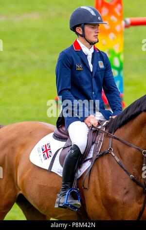 Fontainebleu, Frankreich. 12. Juli 2018. Graham Babes reiten Boucheron. GBR. 2. Wettbewerb. Junge Reiter. 1,50 m. Longines FEI EUROPÄISCHE JAHR J CH-Meisterschaft. Springen. Le Grand Parkett. Fontainebleu. Frankreich. 12.07.2018. Credit: Sport in Bildern/Alamy leben Nachrichten Stockfoto