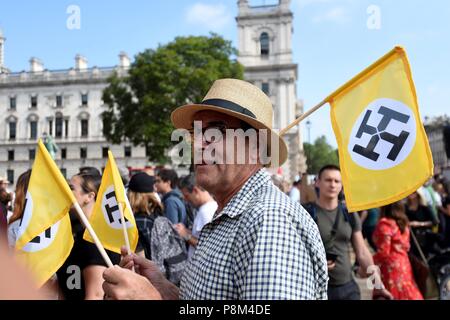 Eine sechs Meter ballon Darstellung als US-Präsident Donald Trump eine Windel-plattiert orange Baby über Parliament Square während des Präsidenten Großbritannien besuchen. Credit: Finnbarr Webster/Alamy leben Nachrichten Stockfoto