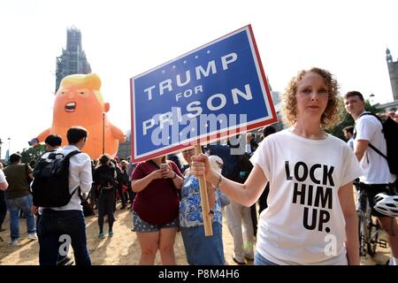 Eine sechs Meter ballon Darstellung als US-Präsident Donald Trump eine Windel-plattiert orange Baby über Parliament Square während des Präsidenten Großbritannien besuchen. Credit: Finnbarr Webster/Alamy leben Nachrichten Stockfoto