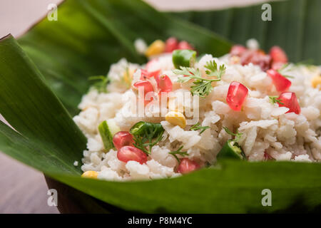 GopalKala oder Dahi Kala ist ein Prasad angeboten Krishna auf janmashtami oder Gokulashtami zu Herrn. Mit geschlagen Reis, Quark/Milch, Zucker, Granatapfel Stockfoto