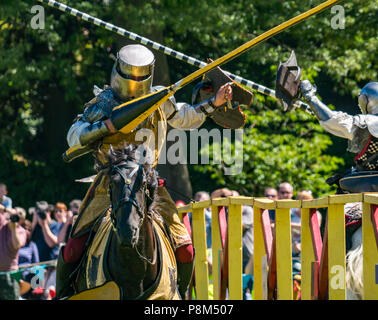 Medieval Jousting, Linlithgow Palace, Schottland, Großbritannien. HES Sommer Unterhaltung von Les Amis D'Onno equine stunt Team. Ritter zu Pferde Turnier mit Lanzen Stockfoto