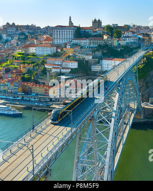 Die Altstadt von Porto, Flusskreuzfahrten auf dem Douro und Straßenbahn auf Dom Luis Brücke. Portugal Stockfoto