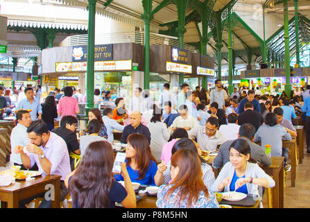 Singapur - Jan 16, 2017: Die Menschen in der beliebten Food Court in Singapur. Günstige Essensstände sind zahlreich in der Stadt, so dass die meisten Singapurer speisen Sie a Stockfoto