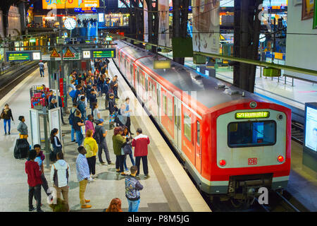 HAMBURG, DEUTSCHLAND - Juni 18, 2018: Die Menschen warten auf einen Zug am Hamburger Hauptbahnhof. Bis zu 450.000 Reisenden pro Tag Hamburg's Main s Stockfoto