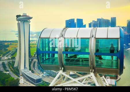 Singapur - Januar 14, 2017: Die Menschen am Singapore Flyer. Singapore Flyer ist der weltweit größte Fähren Rad. Stockfoto