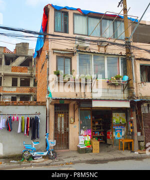 SHANGHAI, China - Dec 27, 2016: alten Gebäude in den Elendsvierteln von Shanghai, China. Shanghai ist die bevölkerungsreichste Stadt der Welt Witz Stockfoto