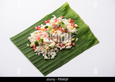 GopalKala oder Dahi Kala ist ein Prasad angeboten Krishna auf janmashtami oder Gokulashtami zu Herrn. Mit geschlagen Reis, Quark/Milch, Zucker, Granatapfel Stockfoto