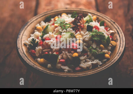 GopalKala oder Dahi Kala ist ein Prasad angeboten Krishna auf janmashtami oder Gokulashtami zu Herrn. Mit geschlagen Reis, Quark/Milch, Zucker, Granatapfel Stockfoto