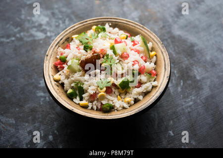 GopalKala oder Dahi Kala ist ein Prasad angeboten Krishna auf janmashtami oder Gokulashtami zu Herrn. Mit geschlagen Reis, Quark/Milch, Zucker, Granatapfel Stockfoto