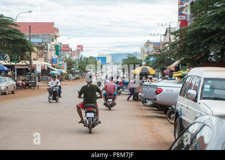 Die Hauptstraße in die Stadt von Preah Vihear Stadt von Kambodscha. Kambodscha, Kampong Thom, November, 2017, Stockfoto