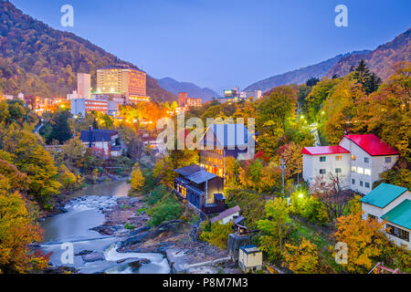 Jozankei, Japan Gasthäuser und River Skyline während der Herbstsaison. Stockfoto