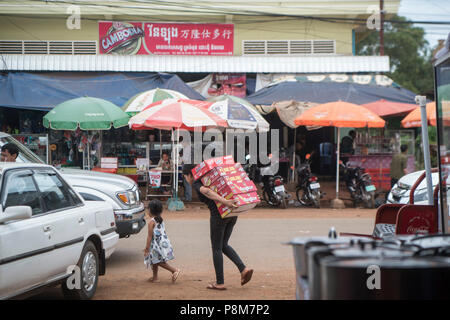 Die Hauptstraße in die Stadt von Preah Vihear Stadt von Kambodscha. Kambodscha, Kampong Thom, November, 2017, Stockfoto