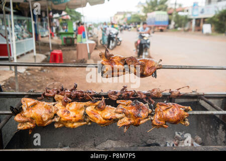 Ein Huhn Restaurant an der Hauptstraße in der Stadt von Preah Vihear Stadt von Kambodscha. Kambodscha, Kampong Thom, November, 2017, Stockfoto