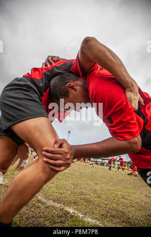 POINTNOIRE/DEMOKRATISCHE REPUBLIK KONGO - 18 Mai 2013 - Bewunderer Rugbyspieler bis zu warm Stockfoto