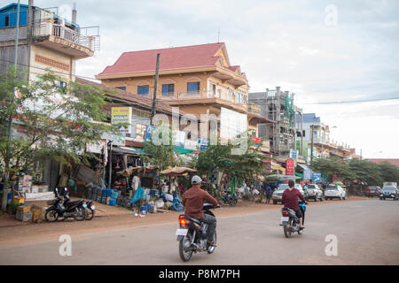 Die Hauptstraße in die Stadt von Preah Vihear Stadt von Kambodscha. Kambodscha, Kampong Thom, November, 2017, Stockfoto