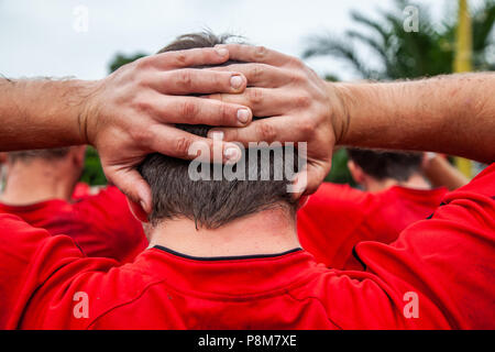 POINTNOIRE/DEMOKRATISCHE REPUBLIK KONGO - 18 Mai 2013 - Bewunderer Rugbyspieler bis zu warm Stockfoto